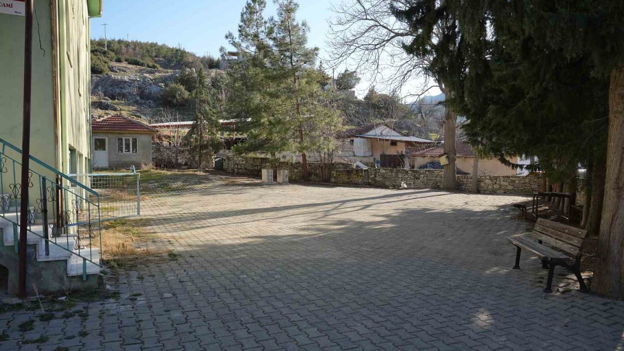 Köy Camisi ve Avlusu İcradan Satışa Çıkarıldı