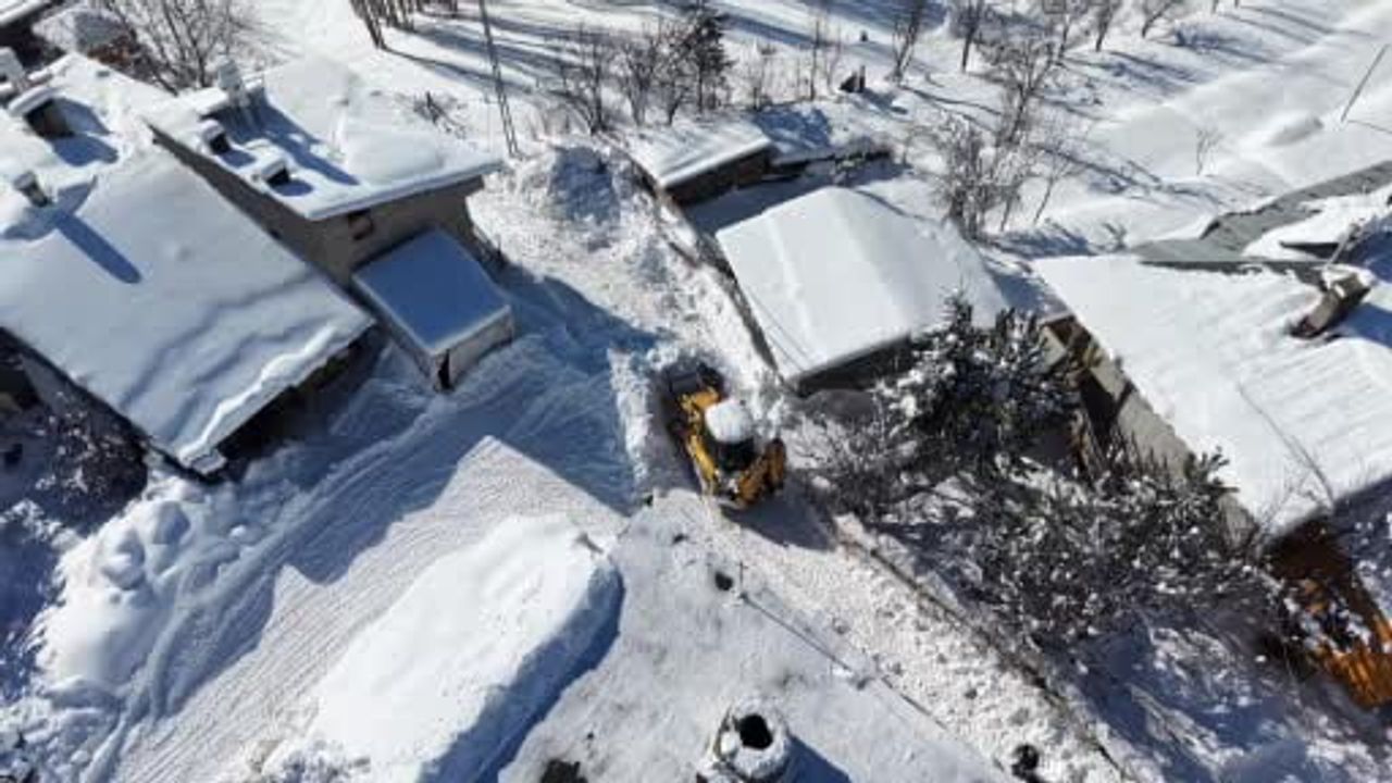 Köy Muhtarından Örnek Davranış: Kapanan Yolları Kendisi Açtı