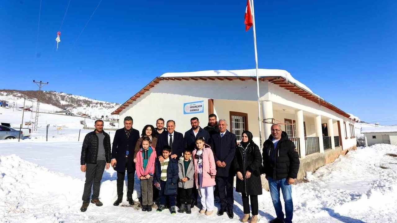 Köy Okulunda Sıcak Bir Ziyaret: Vali Usta'dan Öğretmene Destek