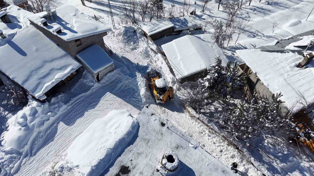 Köy Yollarını Kendi Açan Muhtar
