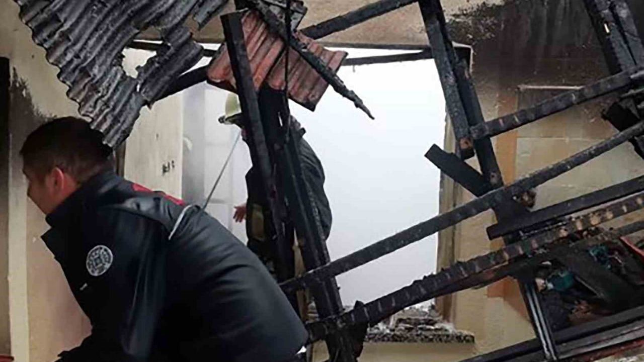 Köyceğiz'de Çatı Katında Yangın: Ev Kullanılamaz Hale Geldi