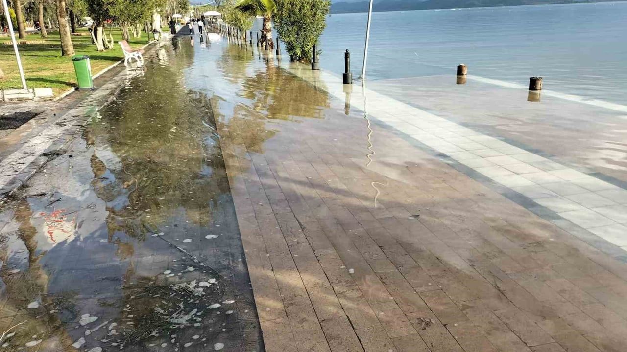 Köyceğiz Gölü Taştı: Atatürk Kordonu Sular Altında Kaldı