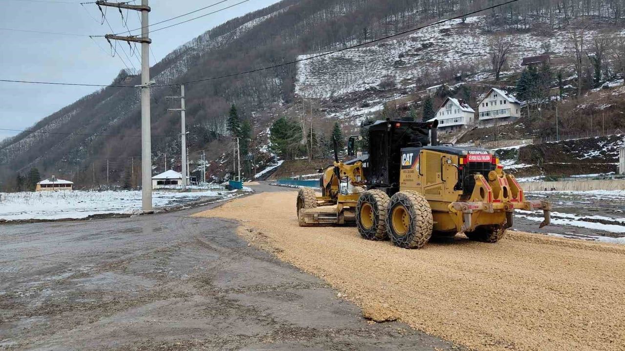 Köylerde Güvenli Ulaşım İçin Yol Bakım Çalışmaları Devam Ediyor