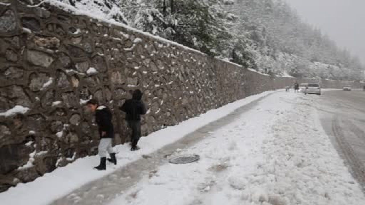 Kozan'da Kar Heyecanı: Çocuklar İlk Karı Karşılıyor