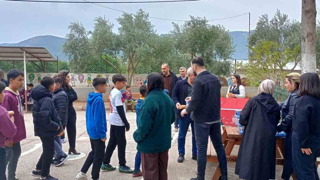 Kozan'da Şehit Aileleri ve Gazilerden Öğrencilere Simit İkramı