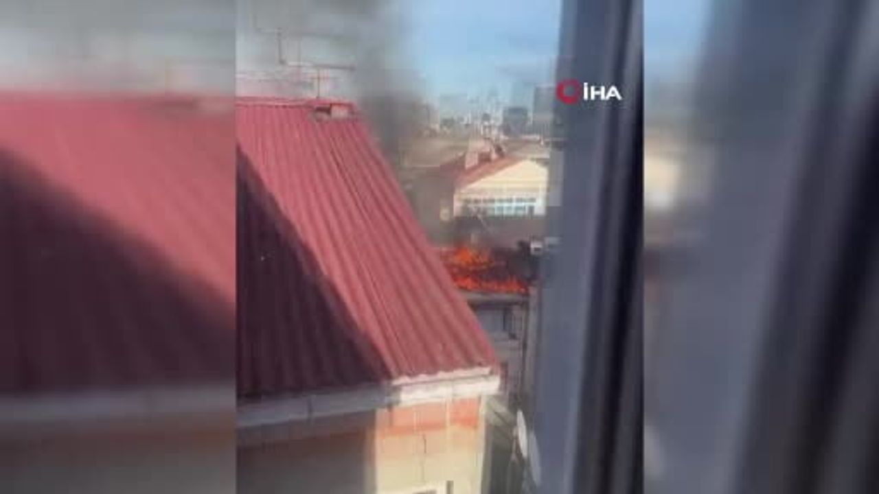 Küçükçekmece'de Çatı Katında Yangın