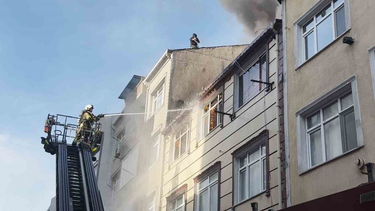 Küçükçekmece'de Çatı Yangınına Vatandaş Müdahalesi