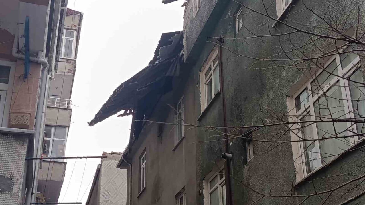 Küçükçekmece'de Fırtına Panik Yarattı