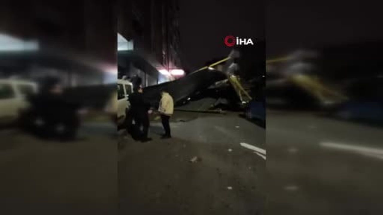Küçükçekmece'de Fırtına Sonrası Uçan Çatı Araca Düştü