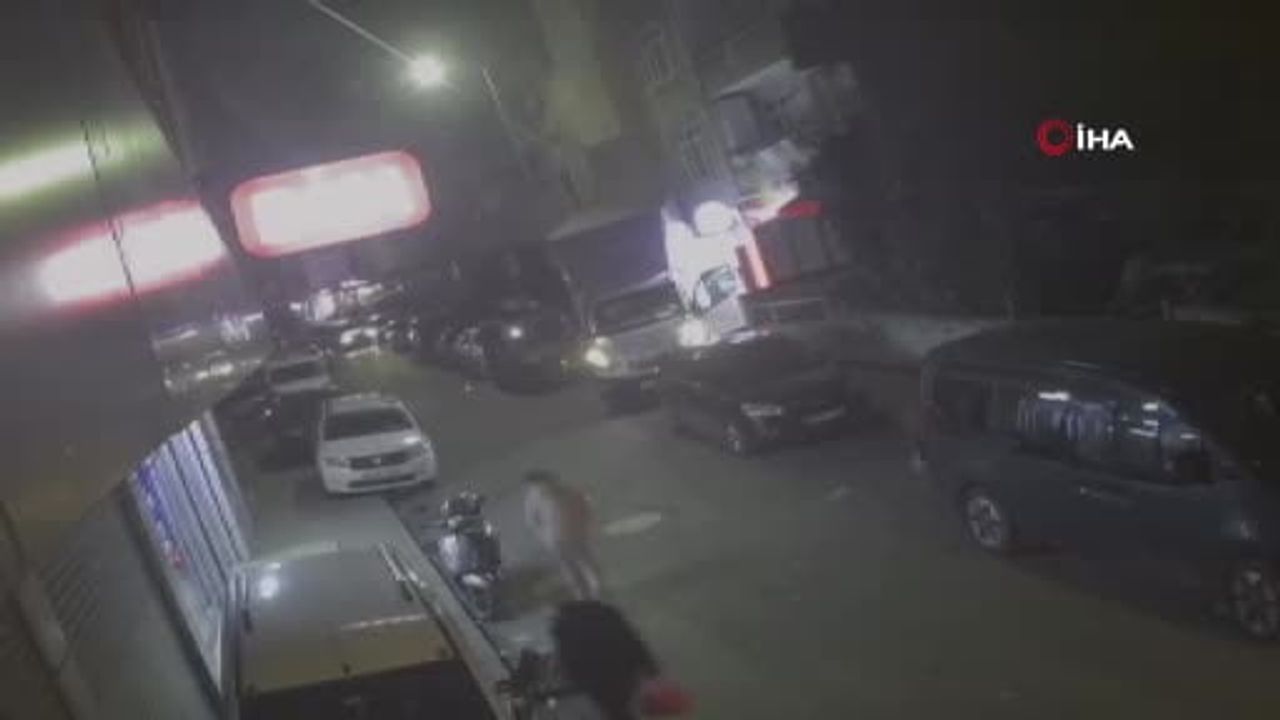 Küçükçekmece'de Şiddetli Rüzgar Çatıyı Uçurdu