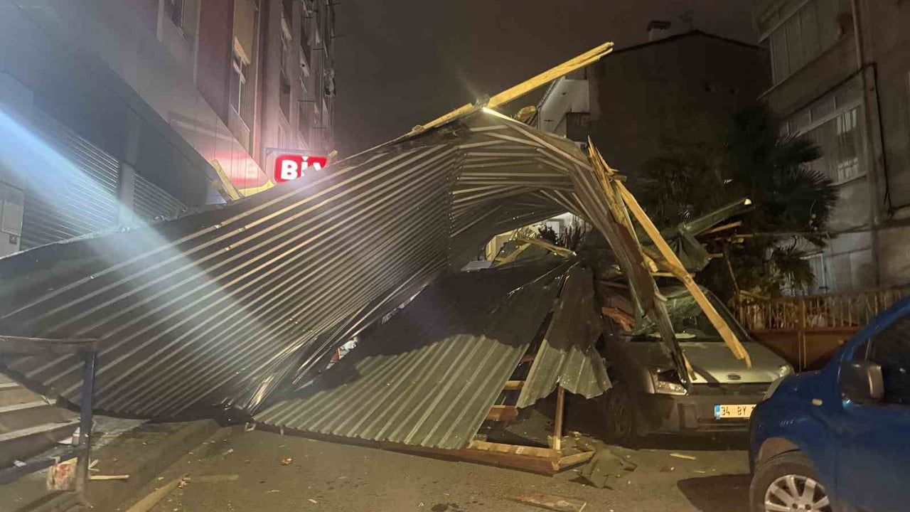 Küçükçekmece'de Şiddetli Rüzgar Çatıyı Uçurdu, Araçlar Zarar Gördü