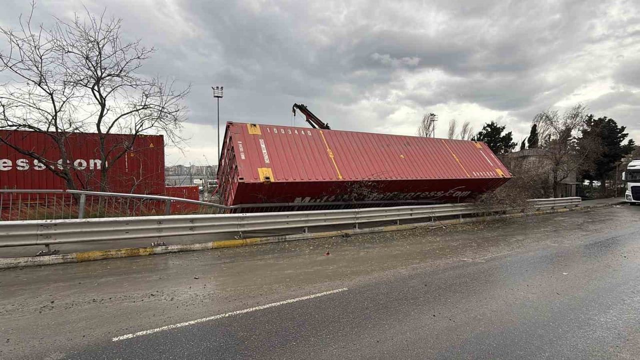 Küçükçekmece'de Şiddetli Rüzgar Konteynırları Devirdi