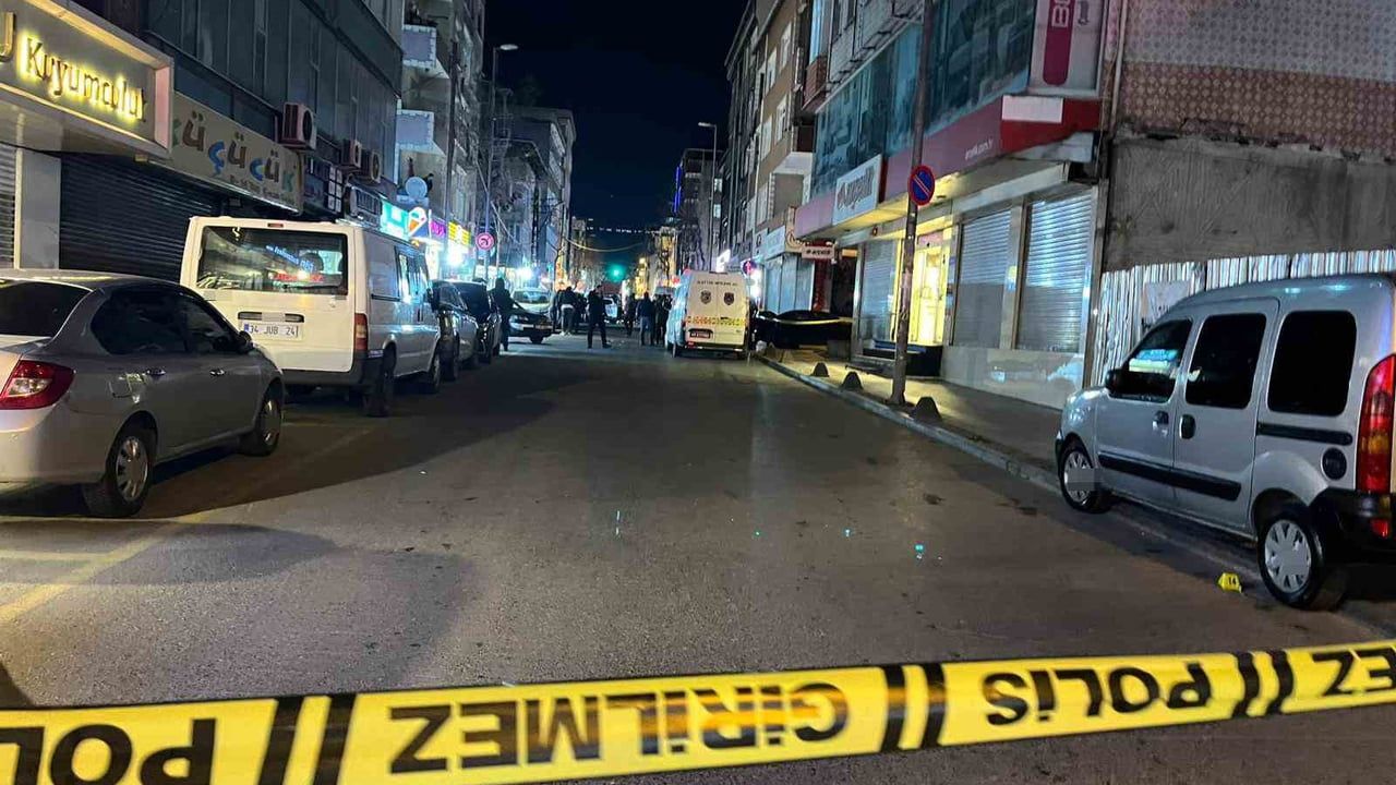Küçükçekmece'de Silahlı Saldırı: 2 Kişi Hayatını Kaybetti