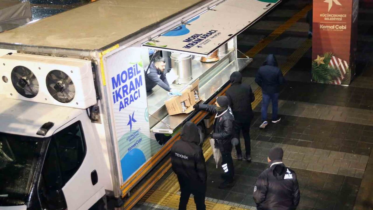 Küçükçekmece'de Soğuk Günlerde Sıcak Çorba Dayanışması