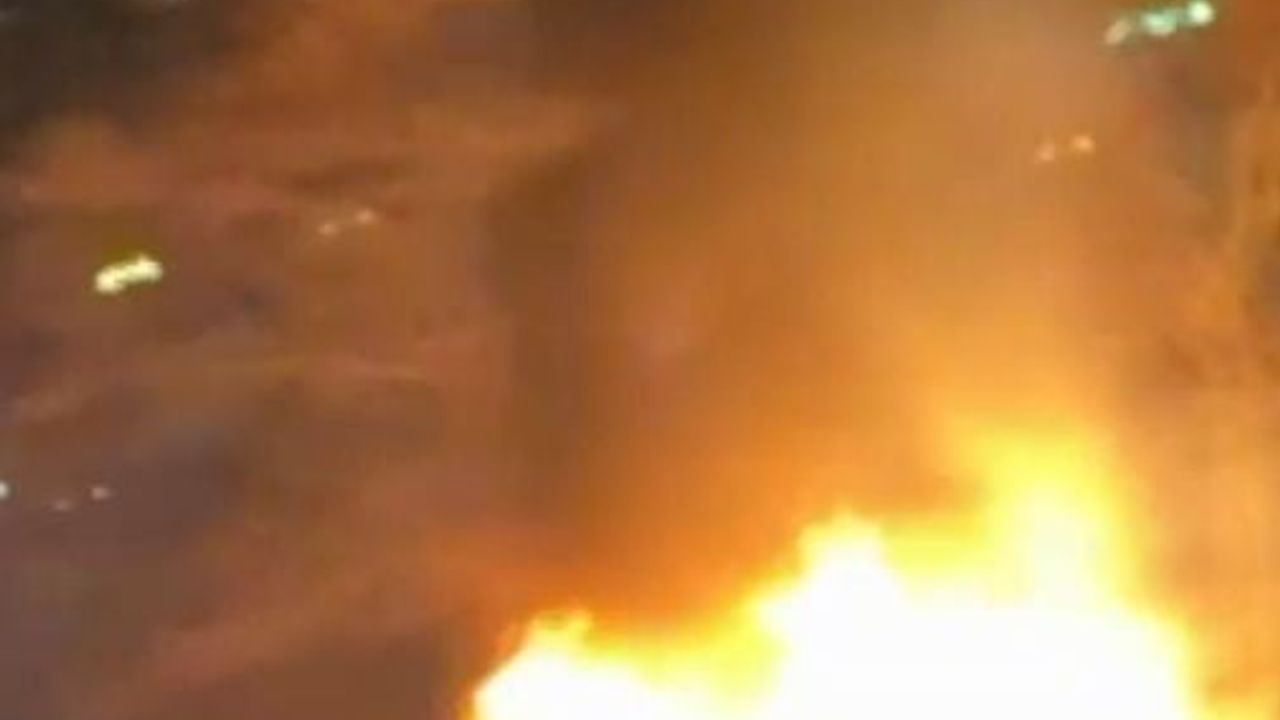 Küçükçekmece'deki Yangında İki Kayık Alev Alev Yandı