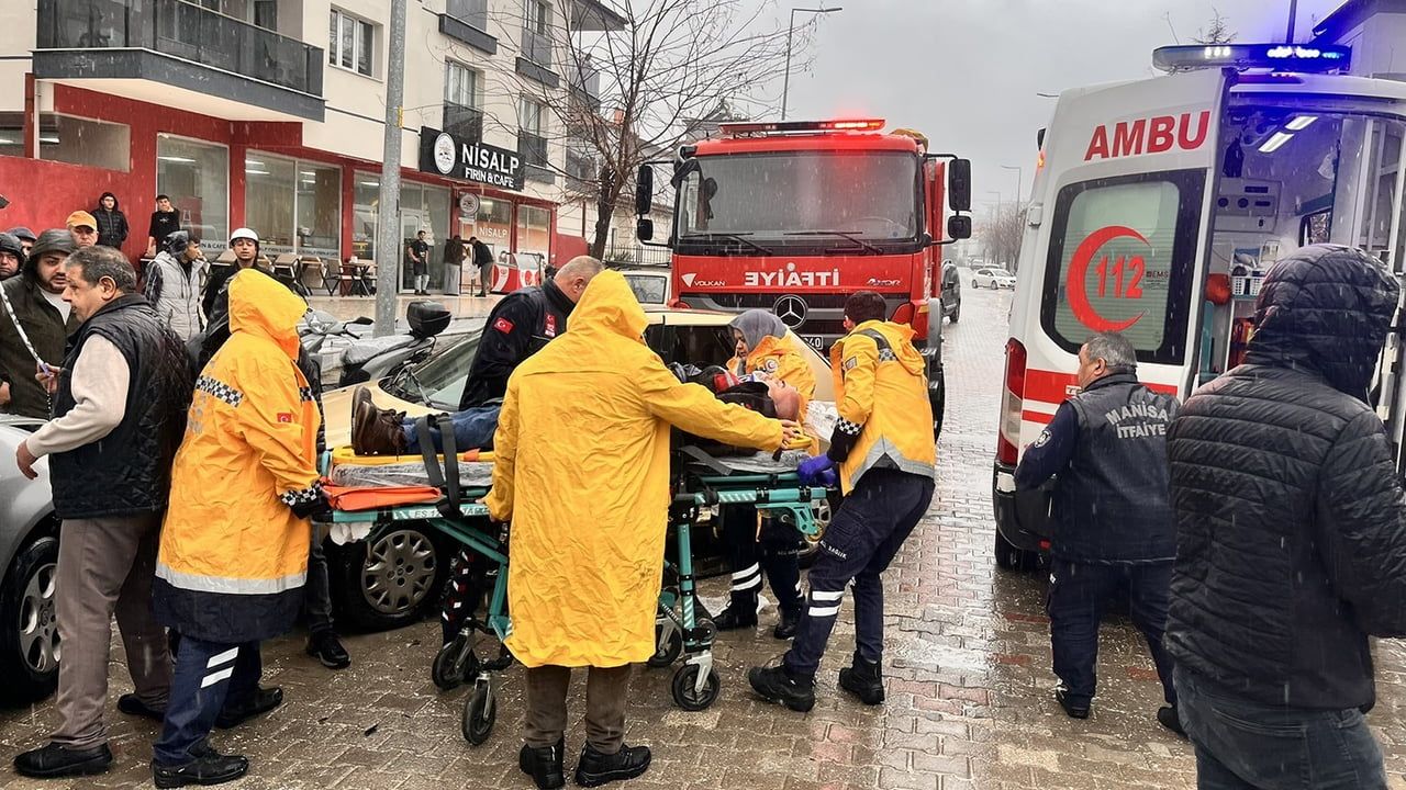 Kula'da U Dönüşü Kazası: İki Yaralı