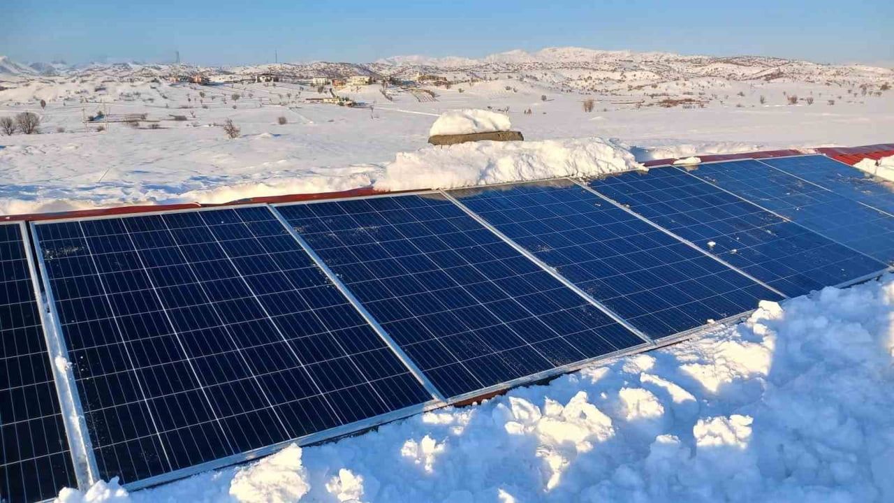 Kulp Kırsalında Güneş Panelleri Kar Yağışıyla Etkileniyor