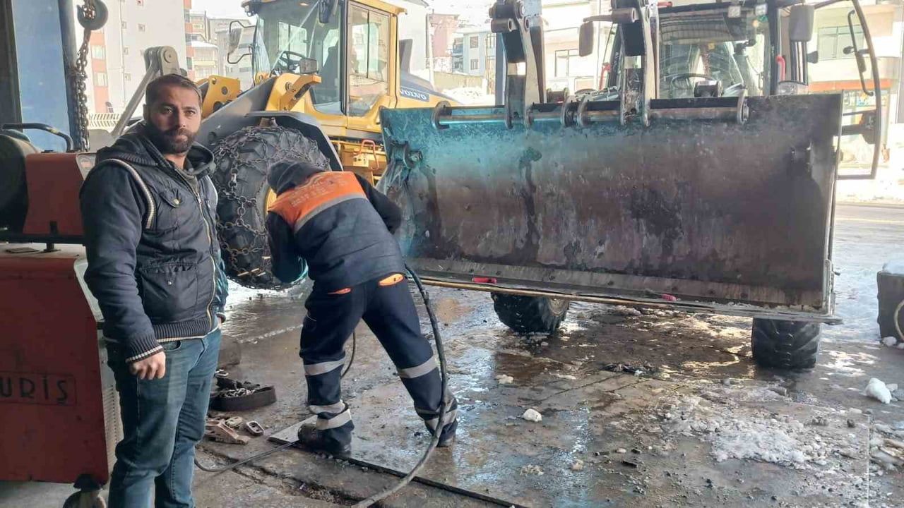 Kulp'ta Dondurucu Soğuklar Oto Tamircilerini Zorluyor