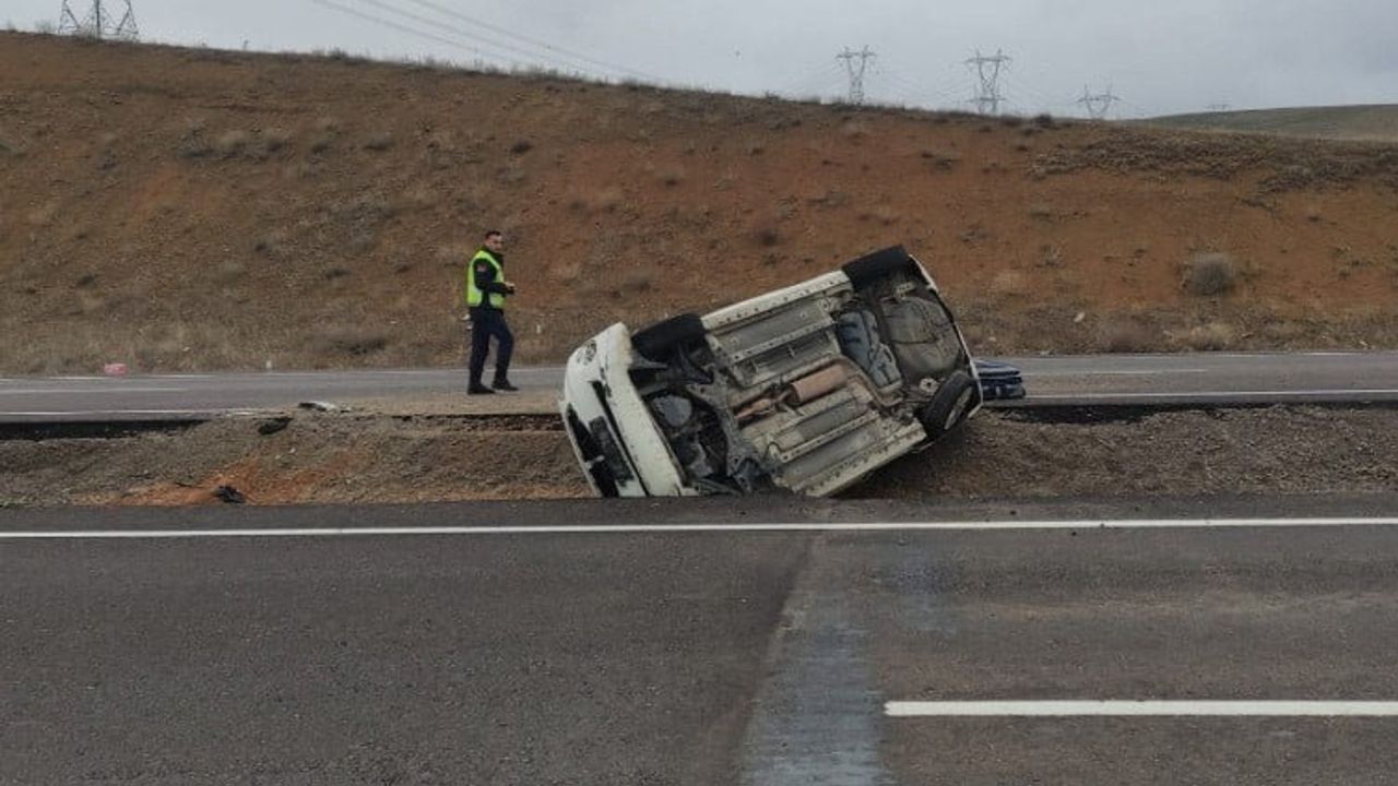 Kulu'da Otomobil Refüje Devrildi: 4 Yaralı