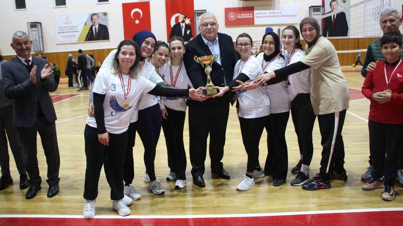 Kumluca'da Kadın Öğretmenler Arasındaki Voleybol Turnuvası Sonuçlandı