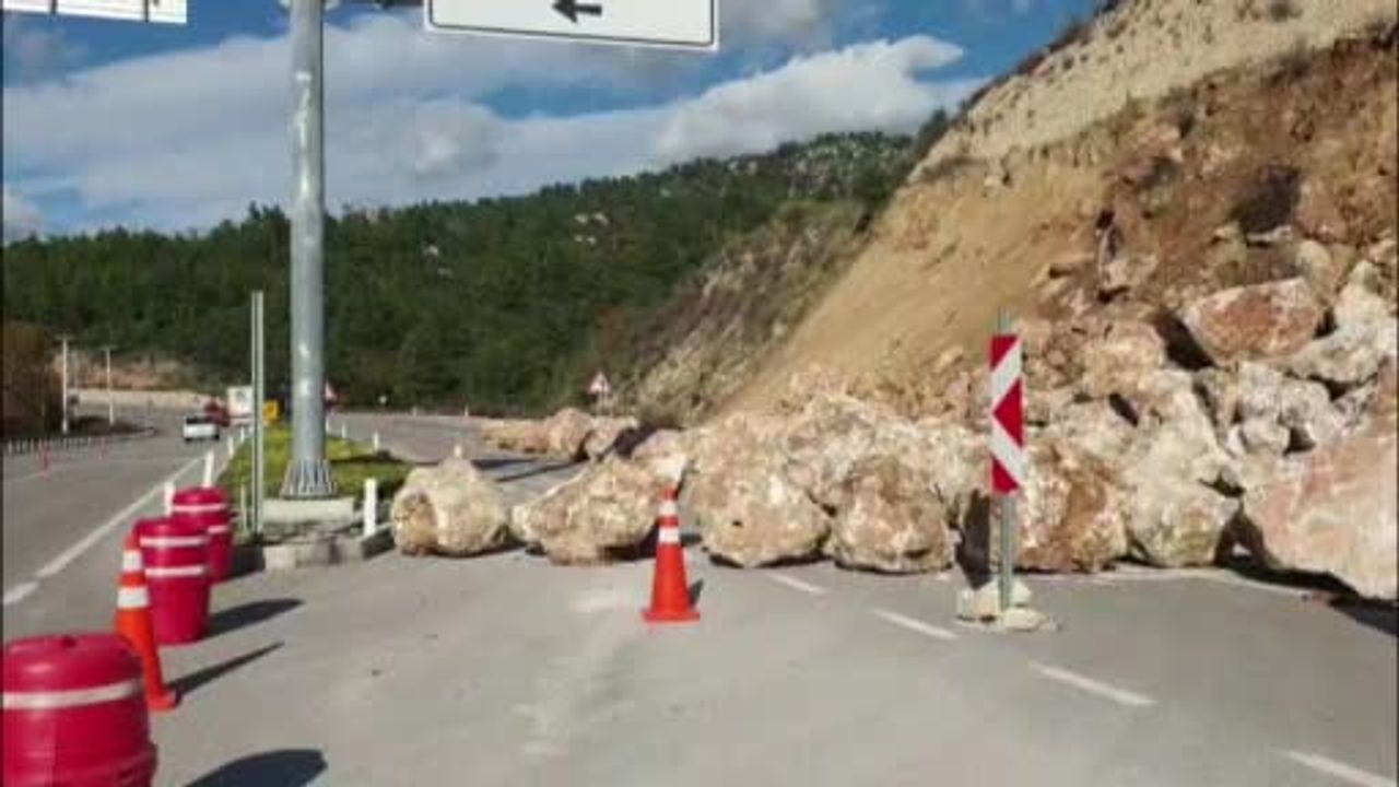 Kumluca-Kemer Karayolu'nda Toprak Kayması
