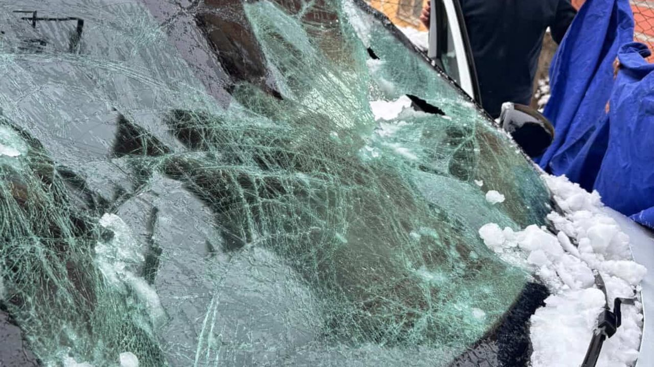 Kurtalan’da Kar Kütlesi Aracın Üzerine Düştü