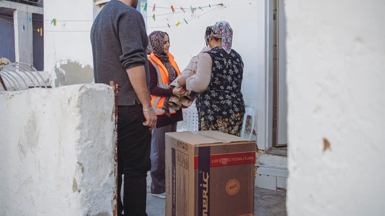 Kuşadası Belediyesi'nden İhtiyaç Sahiplerine Soba Yardımı