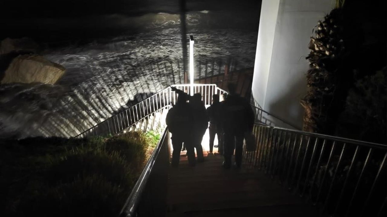 Kuşadası'nda Fırtına Faciası: Bir İşçi Hayatını Kaybetti