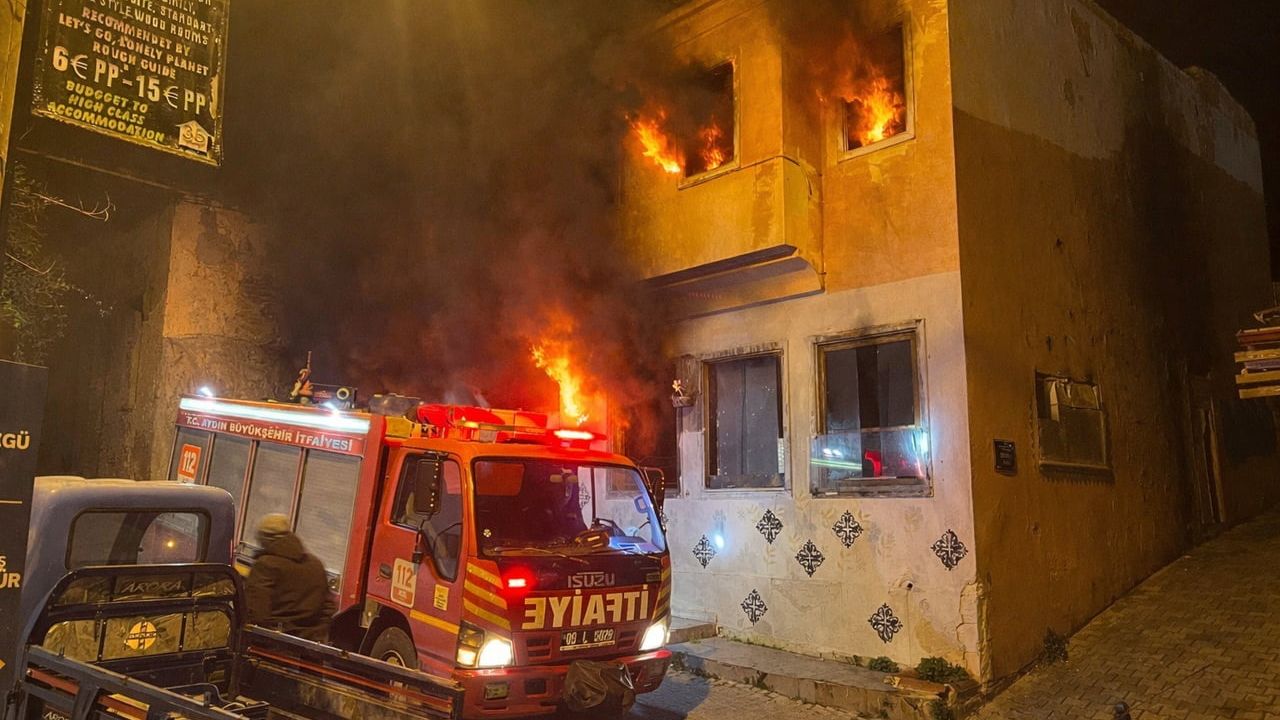Kuşadası'nda Metruk Binada Yangın Paniği