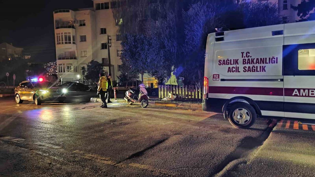 Kuşadası'nda Motosiklet Kazası: Alkollü Sürücü Ağa Çarptı
