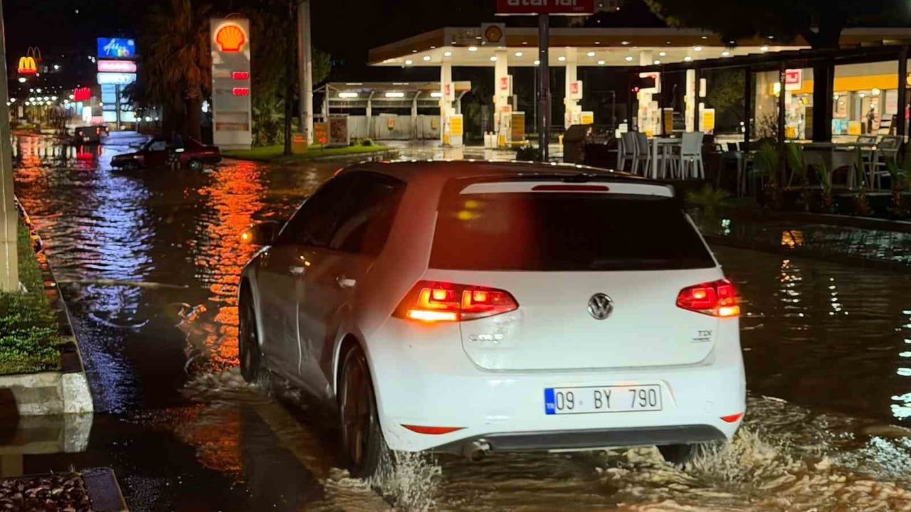 Kuşadası'nda Sağanak Yağış Yolları Göle Çevirdi