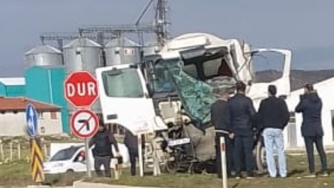 Kütahya'da Beton Mikserleri Çarpıştı, 2 Yaralı