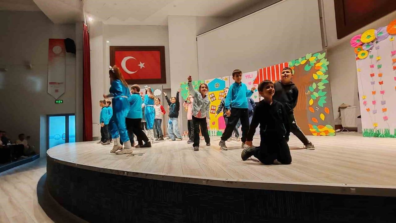 Kütahya'da Çocuk Tiyatrosu 'Zamanda Aile Yolculuğu' Son Gösterimle Tamamlandı