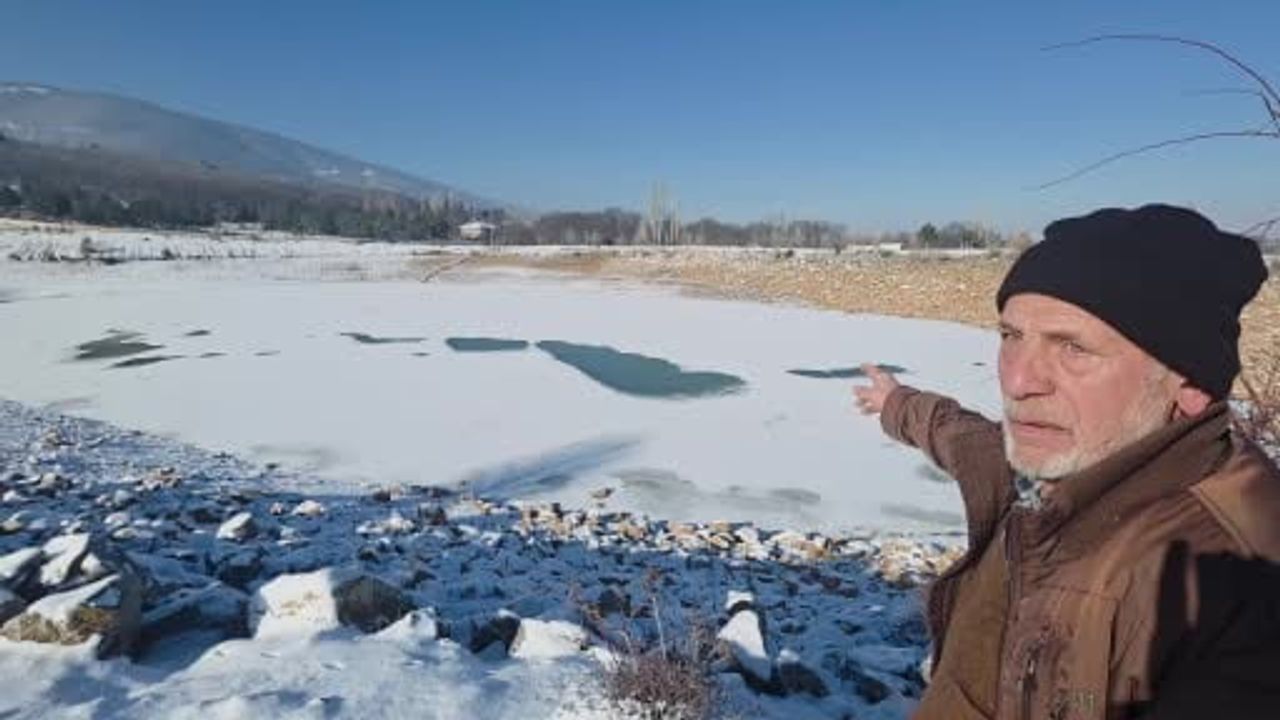 Kütahya'da Dondurucu Soğuklar Göleti Buzla Kapladı
