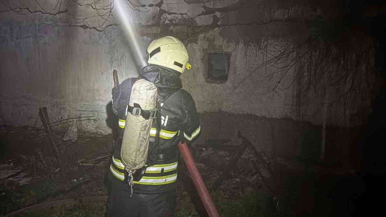 Kütahya'da Gece Yarısı Yangın: Bir Ev Kül Oldu