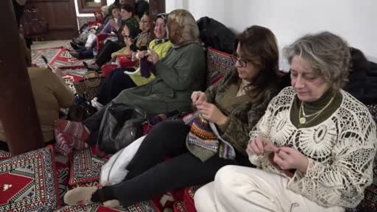 Kütahya'da Kadınları Bir Araya Getiren 'Örgünü Al da Gel' Etkinliği