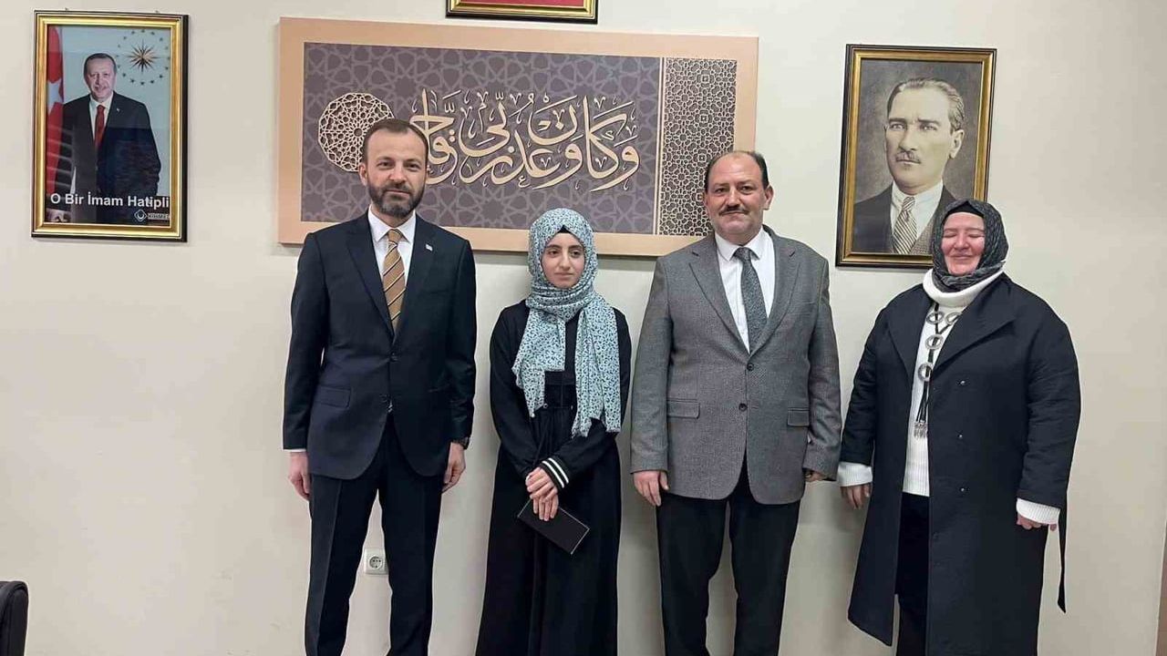 Kütahya'da Kitap Okuma Yarışması Türkiye Birincisi Ödüllendirildi