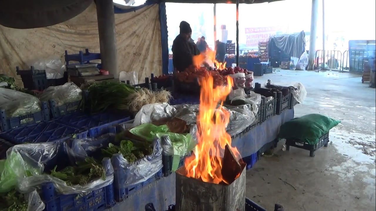 Kütahya'da Pazarcılar Tenekede Ateş Yakıyor