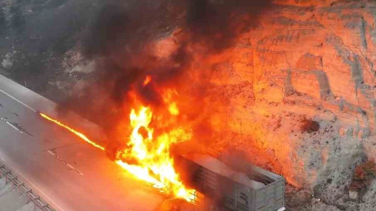 Kütahya'da Seyir Halindeki Tırda Yangın Çıktı