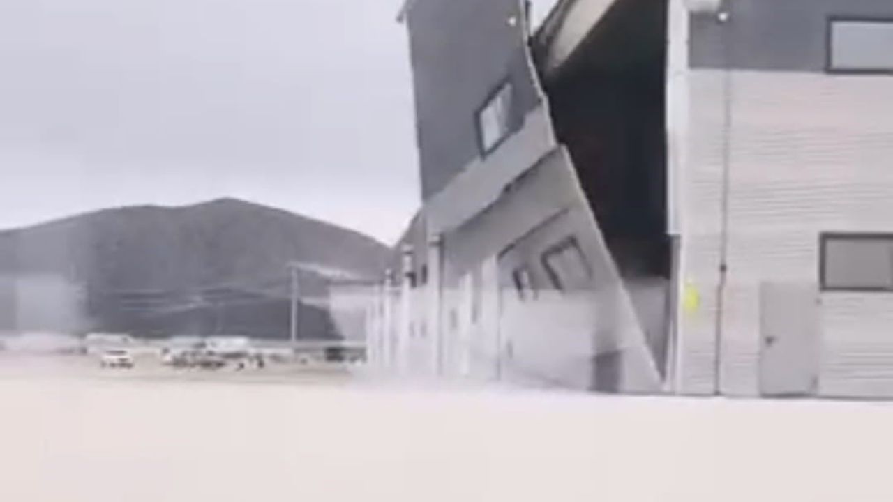 Kütahya'da Şiddetli Rüzgâr Fabrika Duvarını Yıktı