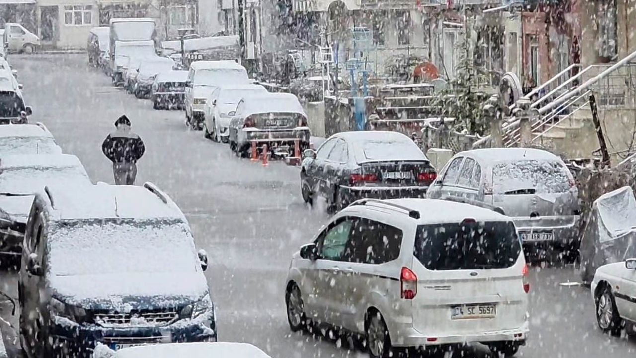 Kütahya'da Yoğun Kar Yağışı Ulaşımı Olumsuz Etkiledi