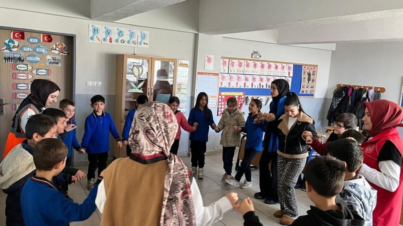 Kütahya Dumlupınar Üniversitesi'nden Gediz'de Farkındalık Etkinliği