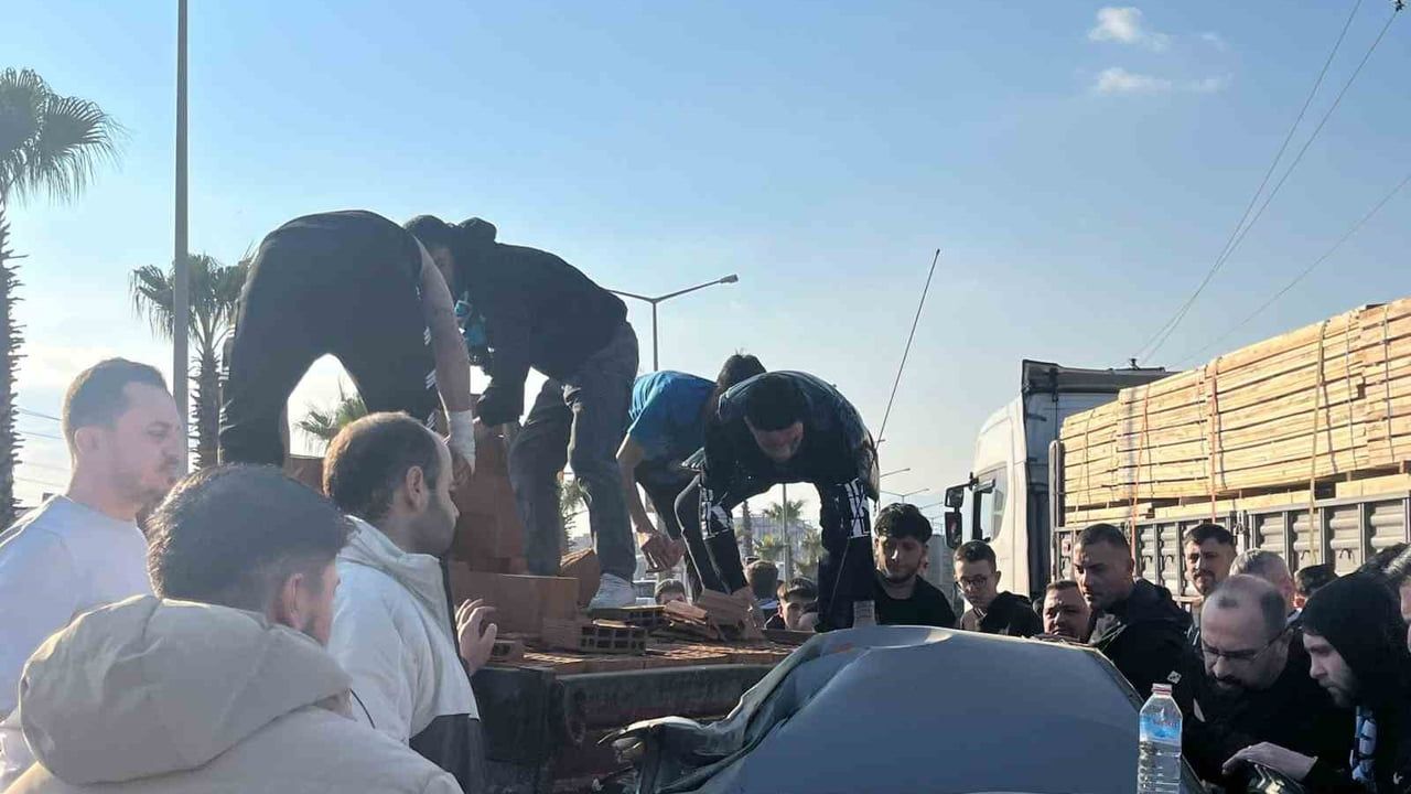 Kütahyaspor Taraftarlarından Örnek Davranış: Kazada Yaralı Sürücüye Yardım