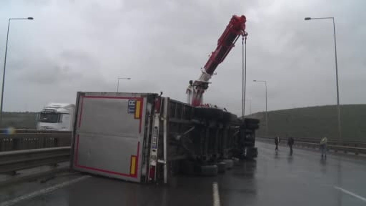 Kuzey Marmara Otoyolu'nda Fırtına Nedeniyle İki Tır Devrildi