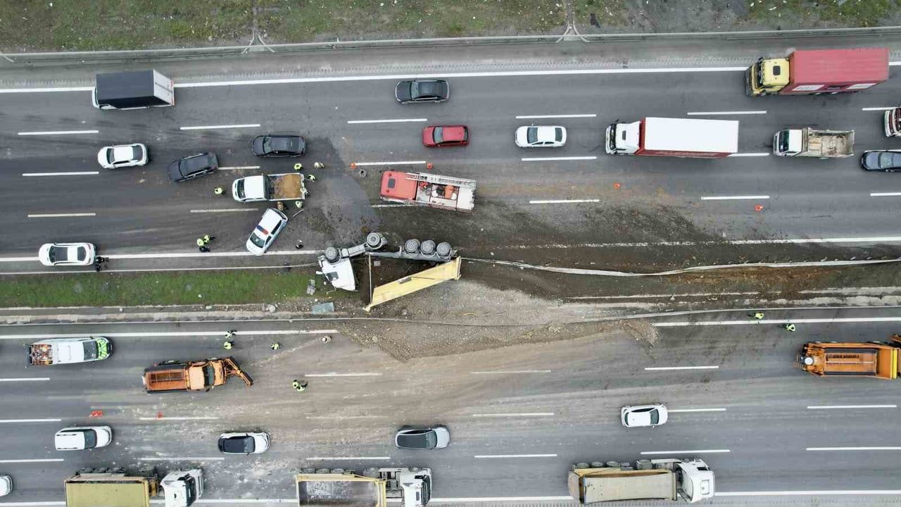 Kuzey Marmara Otoyolu'nda Hafriyat Kamyonu Devrildi
