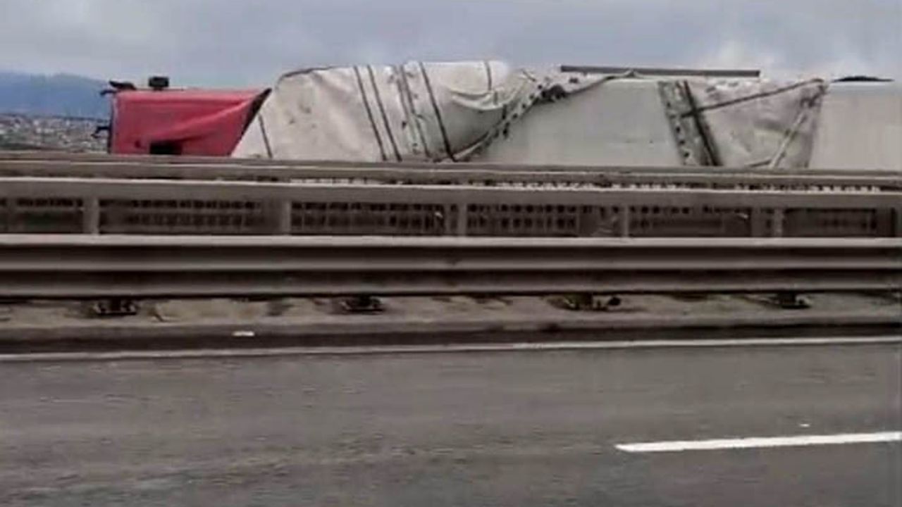 Kuzey Marmara Otoyolu'nda Şiddetli Fırtına: İki Tır Devrildi