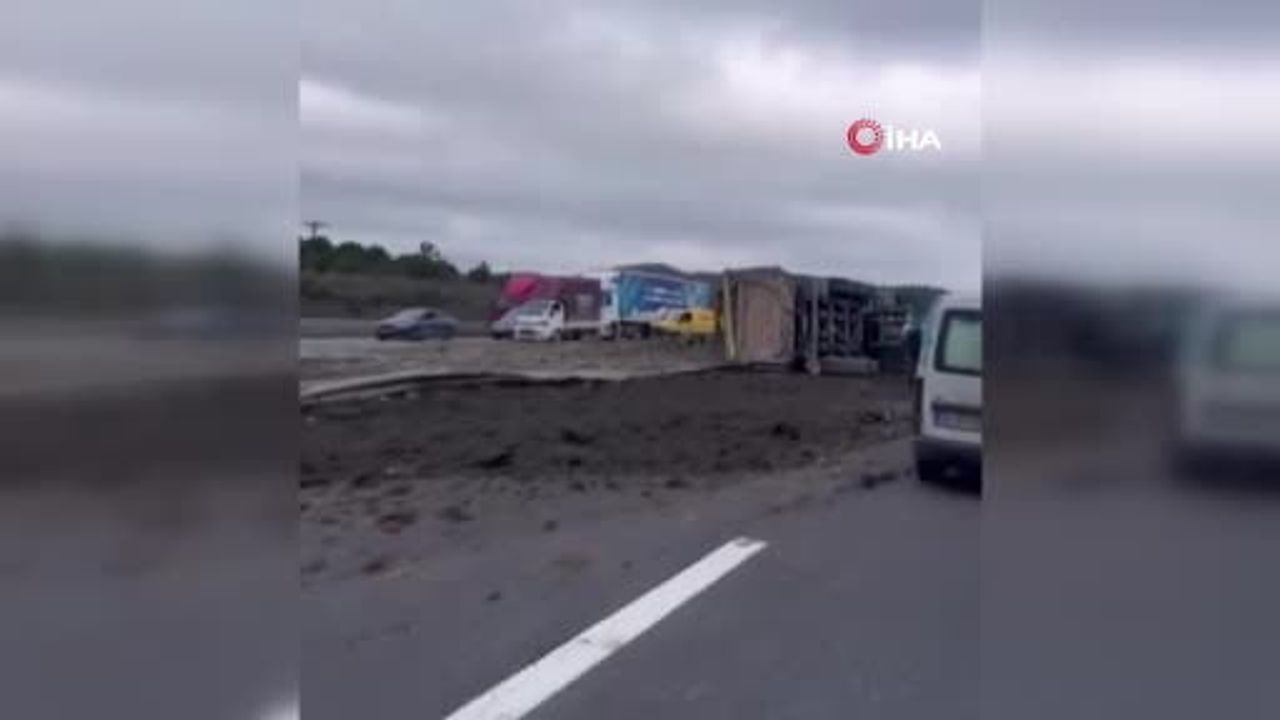 Kuzey Marmara Otoyolunda Hafriyat Kamyonu Devrildi