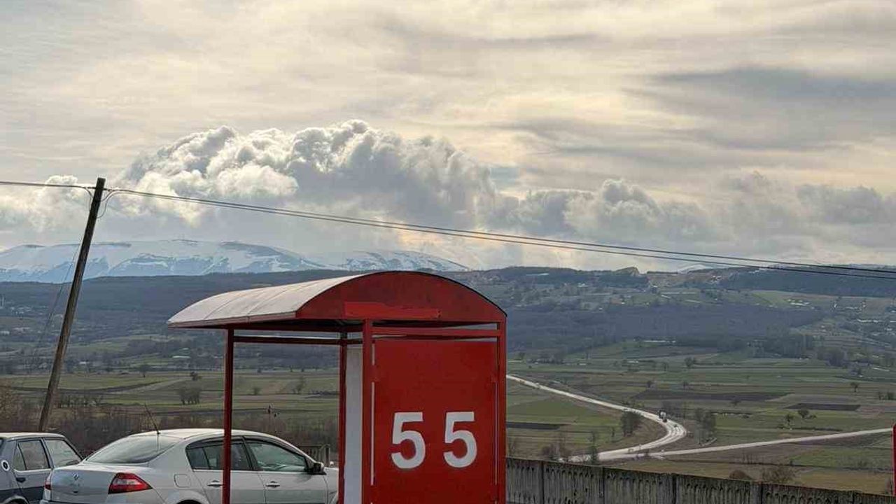 Ladik'teki Duraklara Kırmızı-Beyaz Dokunuş