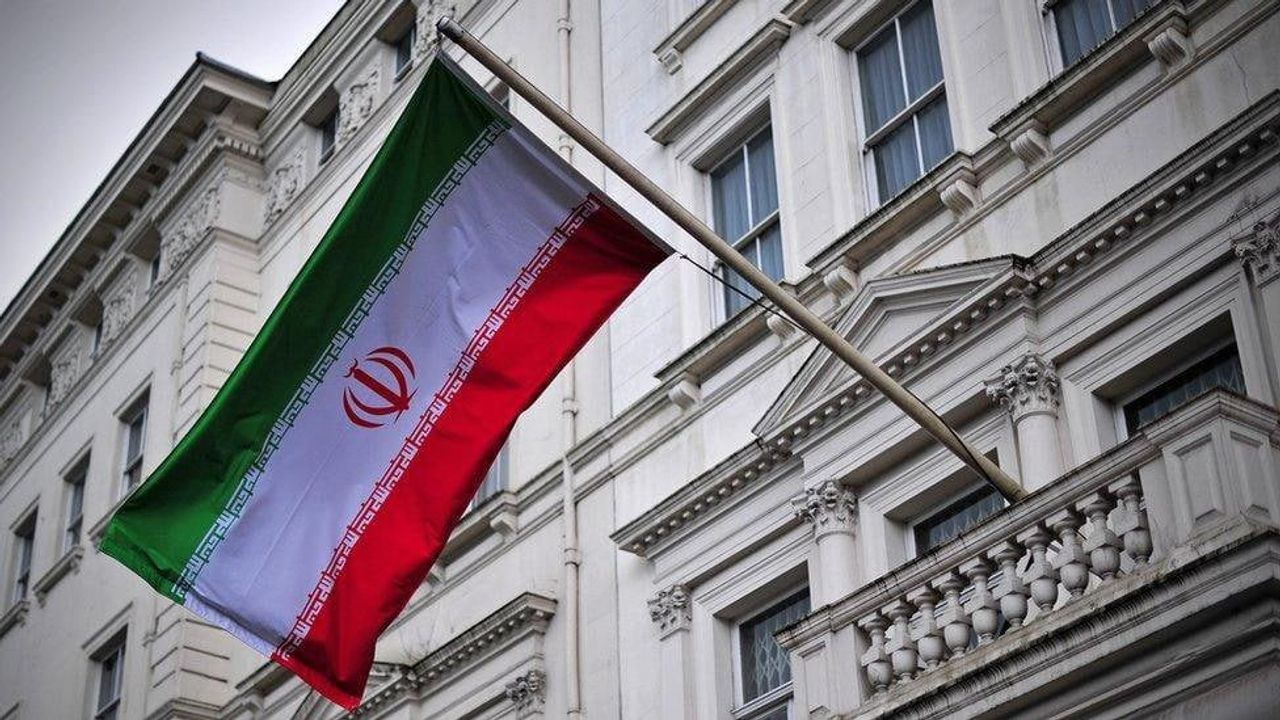 Londra'da Göstericiler, Eski İran Bayrağını Açarak Protesto Düzenledi