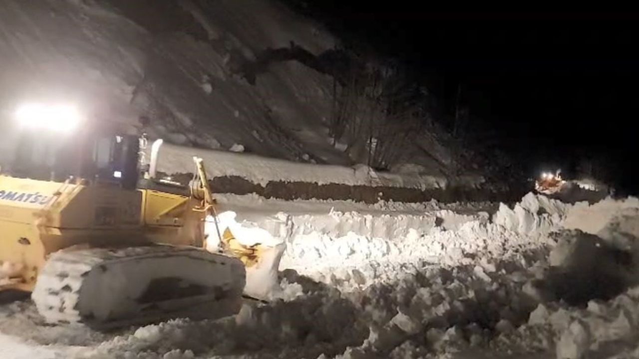 Macahel Geçidi'nde Yoğun Karla Mücadele Devam Ediyor